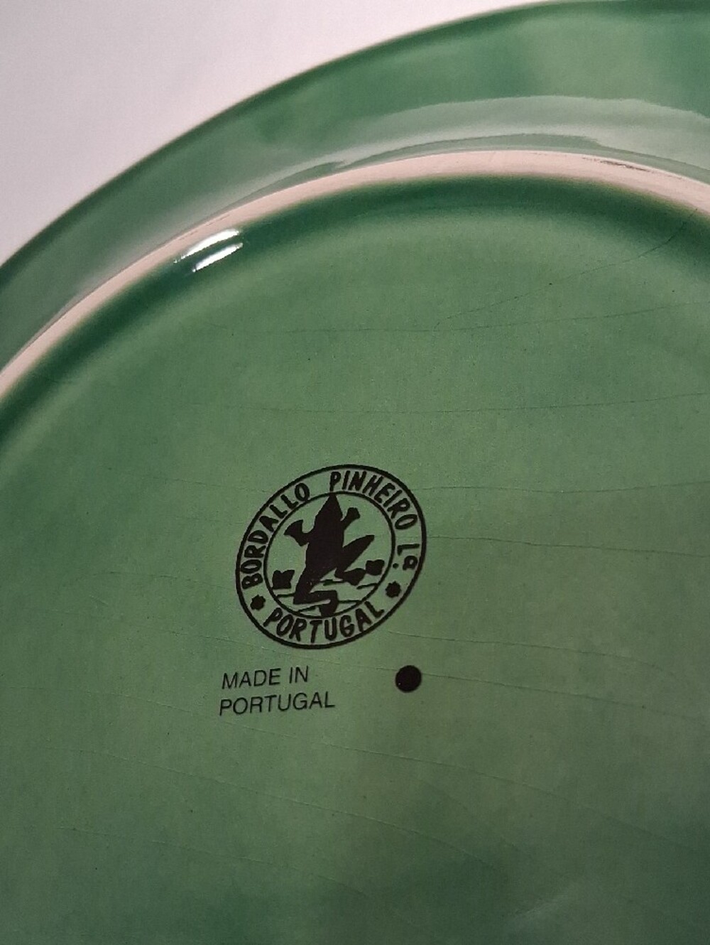 Bordallo Pinheiro Green Ceramic Leaf Border Dinner Plates - Set of 3 - Picture 2 of 6